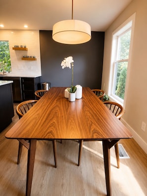 Dining - Lakefront w/ boat dock, close to MTB trails and OZ Bike park and lift! (Bella Vista)
