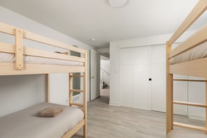 3 habitaciones, escritorio y tabla de planchar con plancha