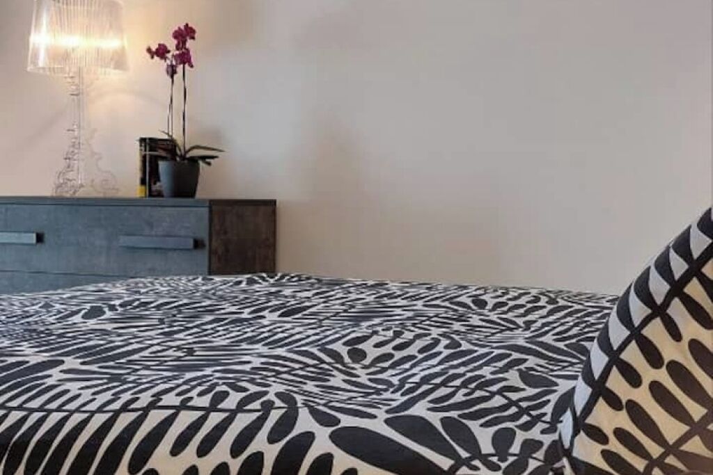 Tabla de planchar con plancha, wifi y ropa de cama 