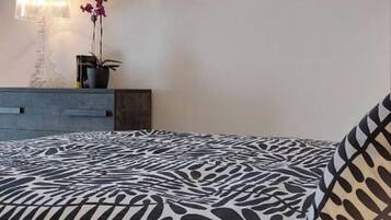 Tabla de planchar con plancha, wifi y ropa de cama