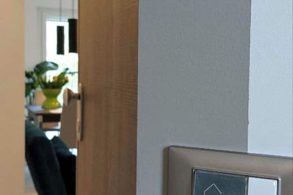 Una puerta con manija metálica y cerradura visible.
