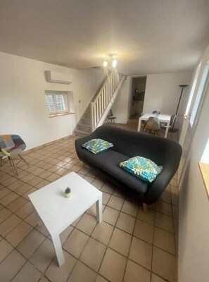 Living area - Spacious House in the Heart of Béarn for 7 People (Ogeu-les-Bains)