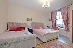 Room - 1 Double bed + 1 single bed apartment With free onsite Parking (Aberdeen)