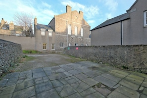Property grounds - 1 Double bed + 1 single bed apartment With free onsite Parking (Aberdeen)