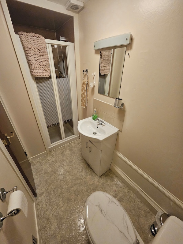 Bathroom - 1 Double bed + 1 single bed apartment With free onsite Parking (Aberdeen)