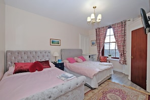 Room - 1 Double bed + 1 single bed apartment With free onsite Parking (Aberdeen)