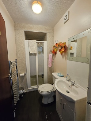 Bathroom - 1 Double bed + 1 single bed apartment With free onsite Parking (Aberdeen)