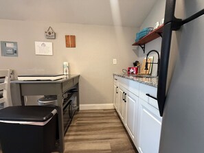 Wasserkocher mit Kaffee-/Teezubehör, Kühlschrank, Mikrowelle, Herdplatte
