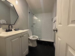 Doccia, asciugacapelli, bidet, asciugamani