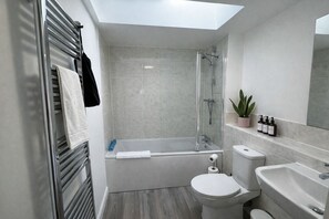 Bathroom - Olea Tree House| Free Parking |Addenbrooke's (Cambridge)