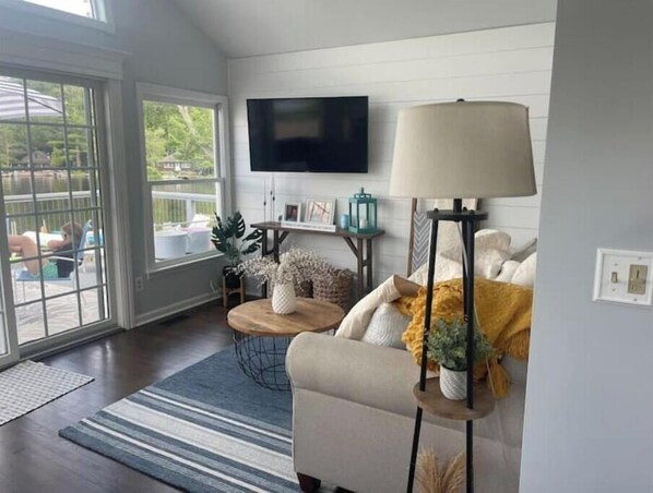 Living area - Fall Getaway Cozy Lakefront Cottage (Newton)