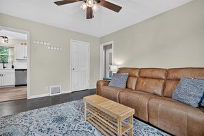 TV - Campus to Cookout-Your Perfect Notre Dame Stay! (South Bend)
