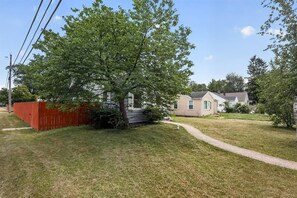 Property grounds - Campus to Cookout-Your Perfect Notre Dame Stay! (South Bend)