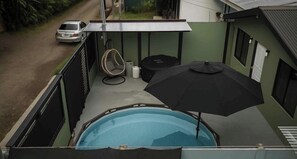 Outdoor spa tub - Cozy 1-bedroom house La Fortuna with AC volcano view, swimming pool and Jacuzzi (La Fortuna)