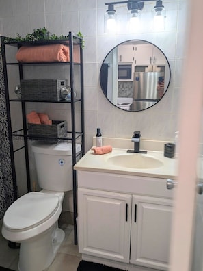 Towels, soap, shampoo, toilet paper - Forbidden Safari - Your Dockside Paradise Lakes Stay (Lutz)