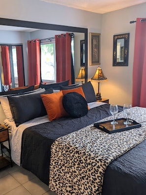 1 bedroom, free WiFi, bed sheets - Forbidden Safari - Your Dockside Paradise Lakes Stay (Lutz)
