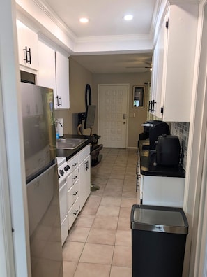 Coffee/tea maker, fridge, microwave, oven - Forbidden Safari - Your Dockside Paradise Lakes Stay (Lutz)