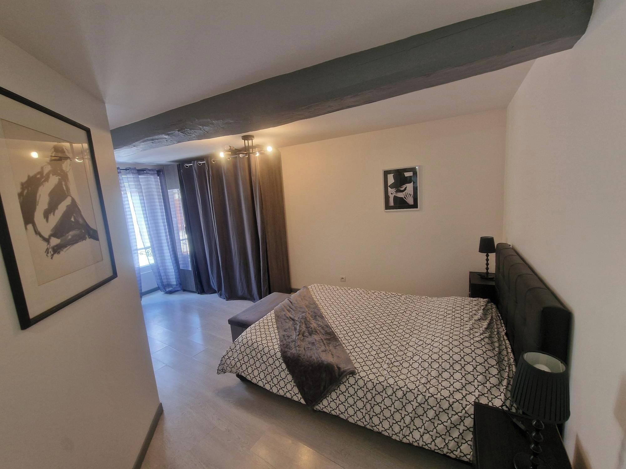 1 habitación, tabla de planchar con plancha y cuna de viaje 