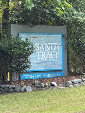 A sign for Sandy Trace Townhome Community. - Spacious 4-bedroom, waterfront townhome at Lake Gaston (Henrico)