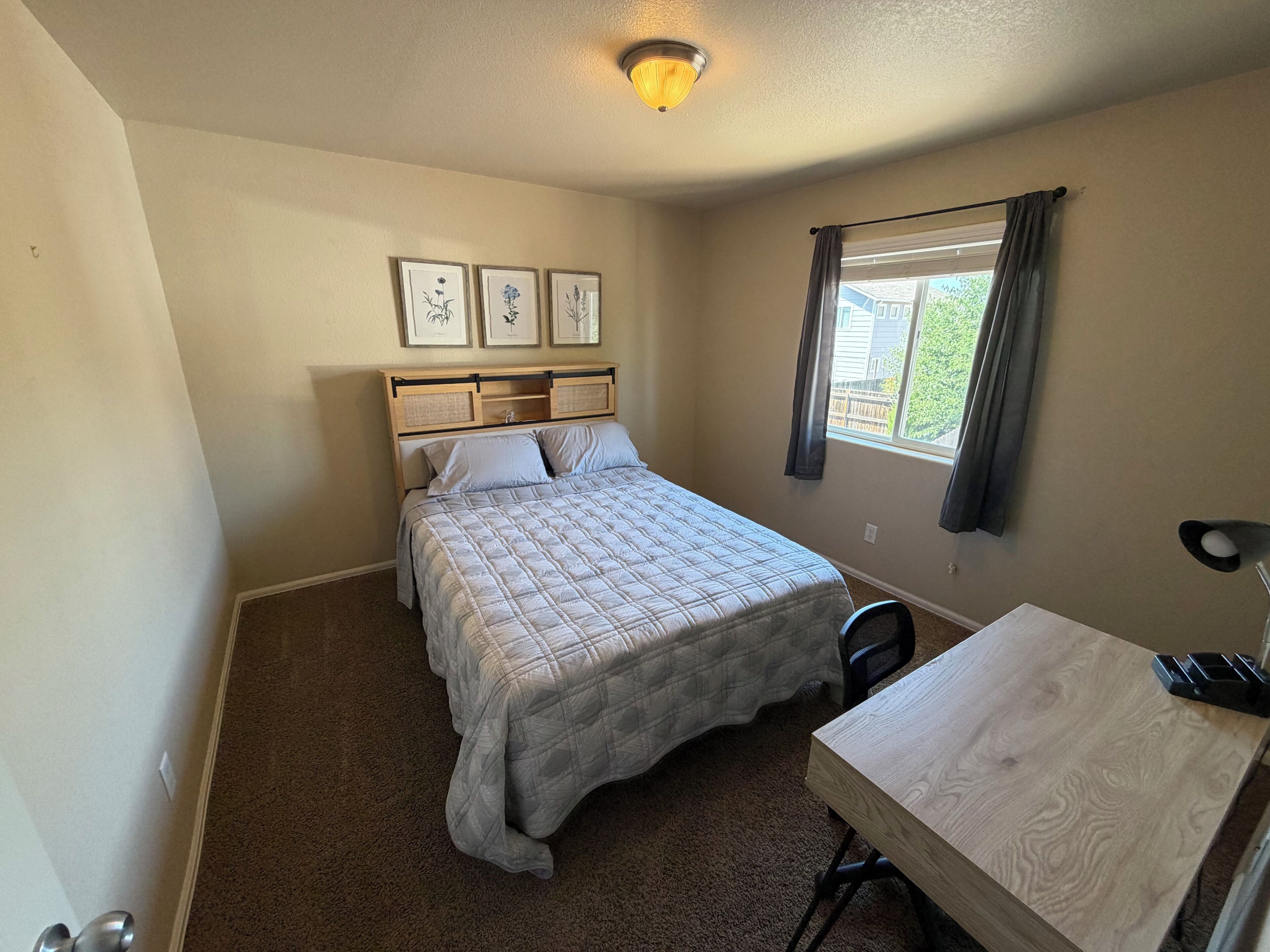 4 bedrooms, desk, WiFi (free), bed sheets