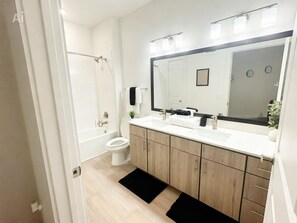 Secadora de cabello, toallas, jabón, papel de baño 