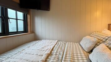 1 bedroom, WiFi (free), bed sheets