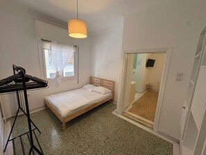 Een strijkplank/strijkijzer, wifi, beddengoed