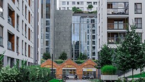 En byggnad med flera våningar och en modern arkitektonisk design, med en blandning av glas- och tegelbeklädda fasader, och en entré på markplan med en skylt som visar texten ”FRAC”.