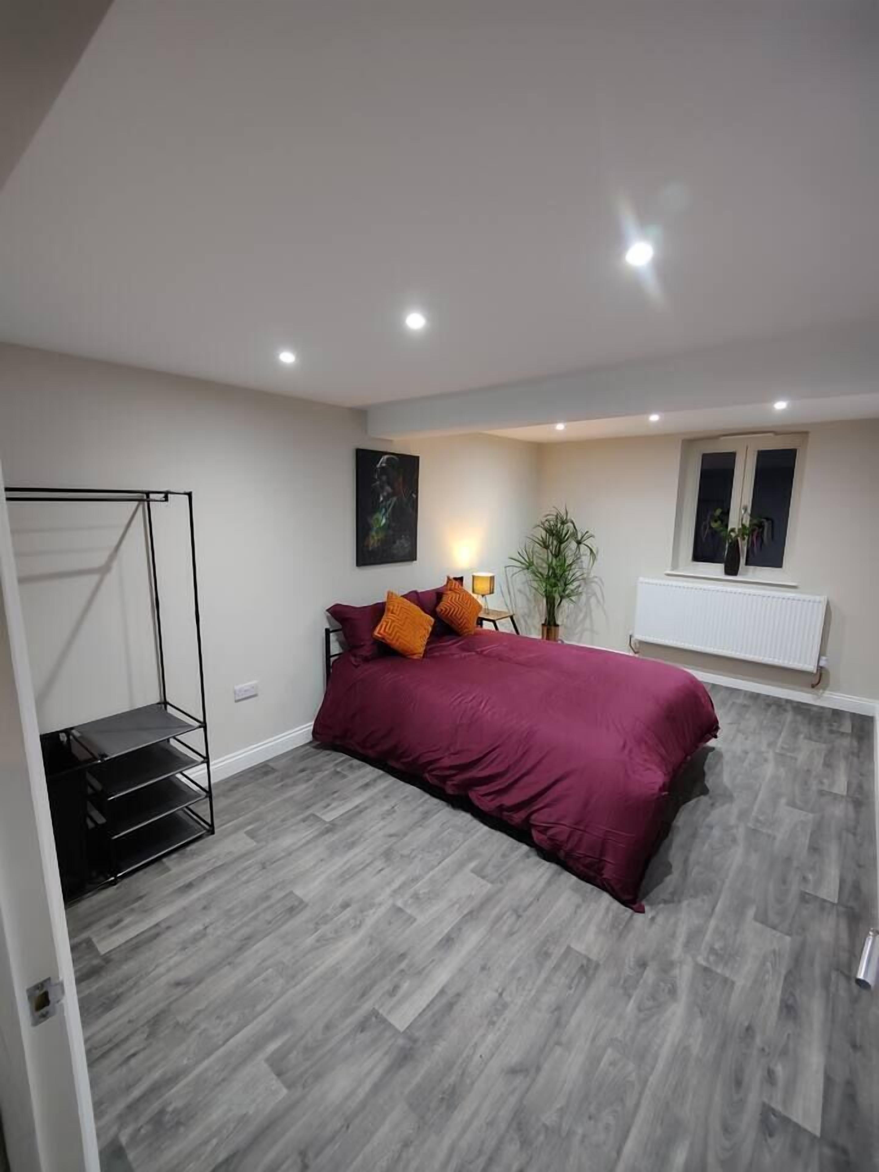 2 bedrooms, desk, iron/ironing board, WiFi