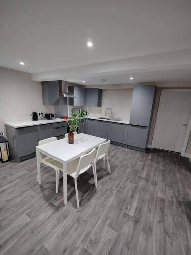 Modern 2-Bed Ground Floor Flat | Sleeps 6 | Free Parking | Thetford