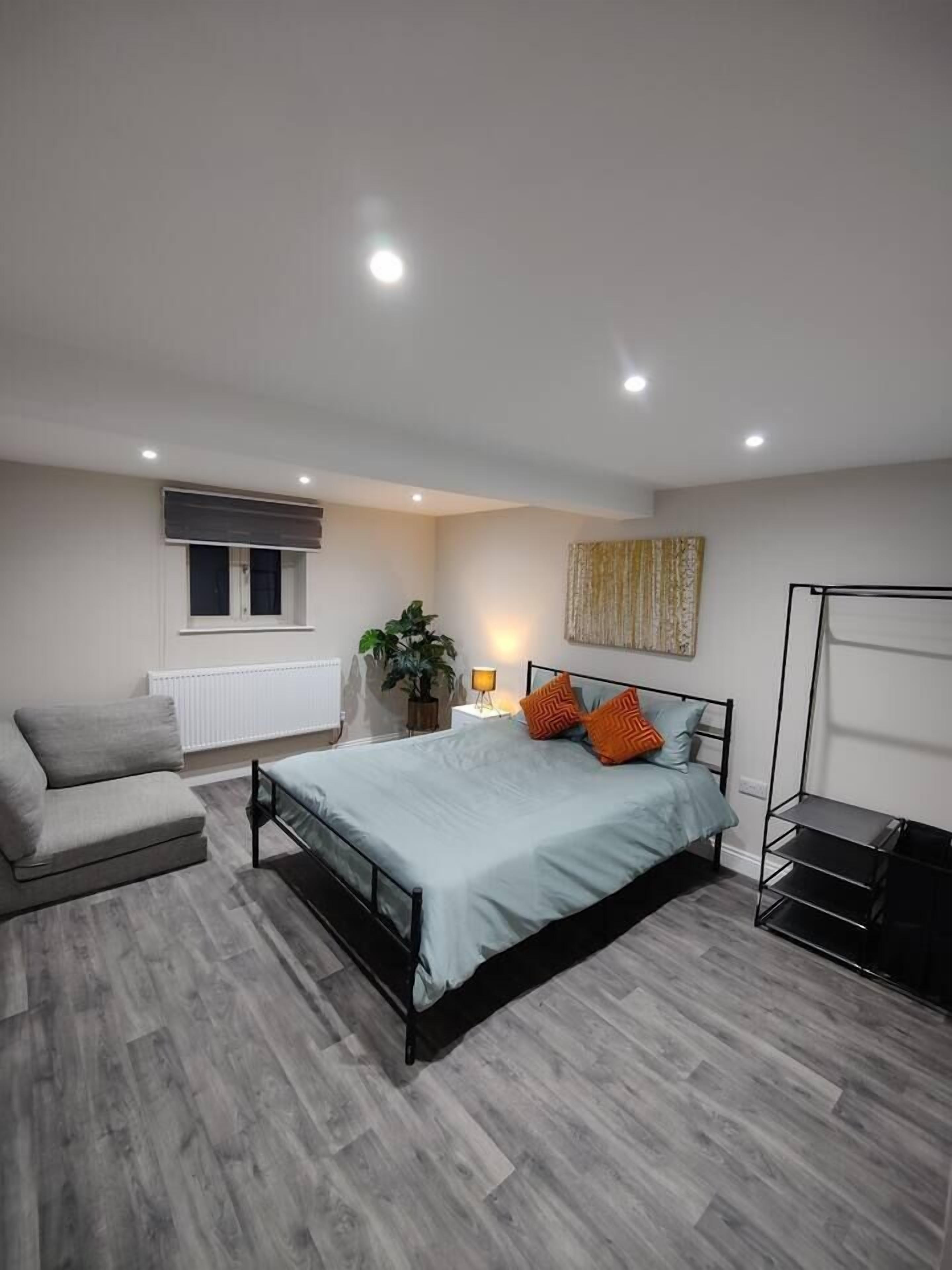 2 bedrooms, desk, iron/ironing board, WiFi