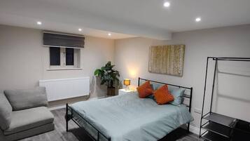 2 bedrooms, desk, iron/ironing board, WiFi