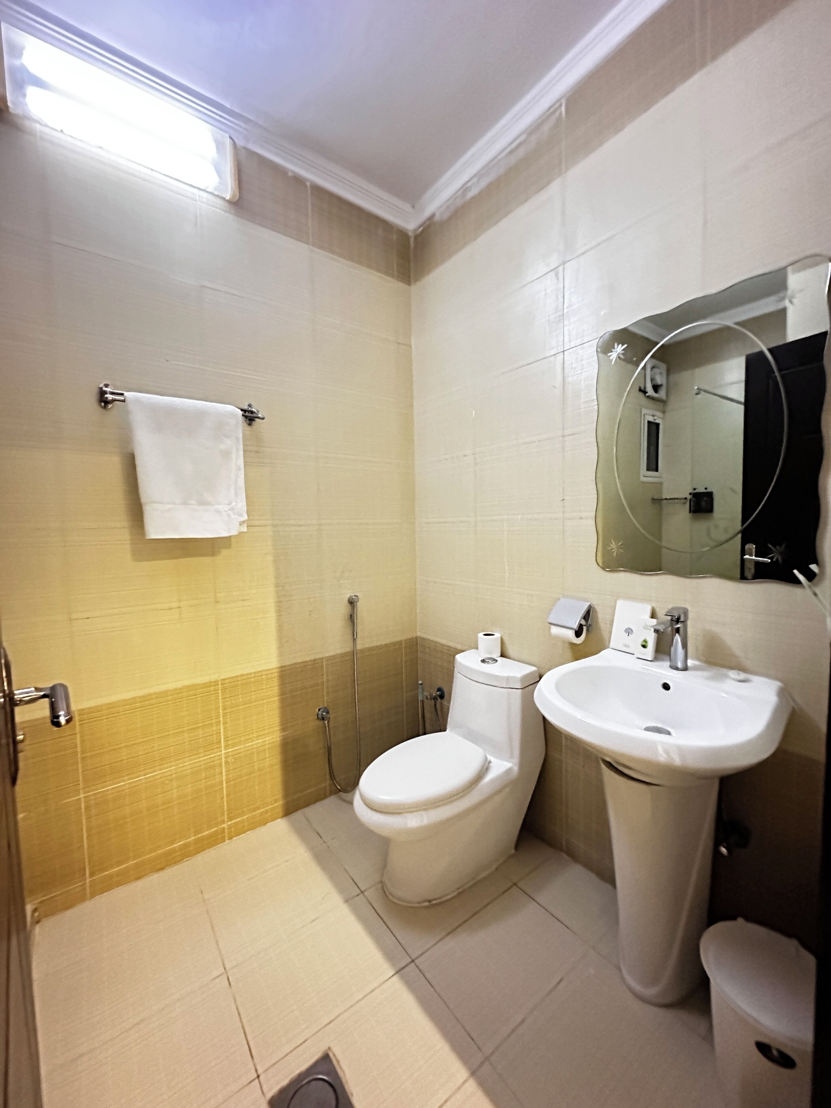 Un baño con inodoro, lavamanos y ducha.
