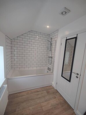Bathroom - Modern 2 bed house Near Town Centre (Norfolk)
