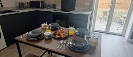 Coffee/tea maker, fridge, microwave, oven