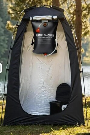 Un sistema doccia da campeggio portatile con una capacità di 19 litri, progettato per l'uso all'aperto.