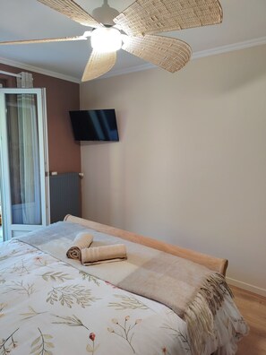 4 bedrooms, iron/ironing board, WiFi, bed sheets