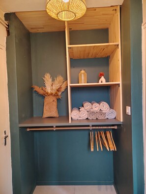 A room with a built-in shelf unit containing rolled towels, a decorative vase, and a wicker basket. - Charming house with swimming pool,9 peoples,full equipement,family/pet friendly (Montmerle-sur-Saône)