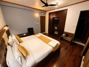 ห้องดีลักซ์ดับเบิล, บริการทำความสะอาด, วิวภูเขา | โต๊ะทำงาน, ผ้าม่านกันแสง, ห้องเก็บเสียง, เตารีด/โต๊ะรีดผ้า