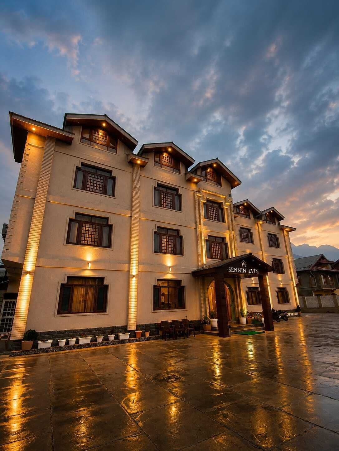 Un hotel de varios pisos con un estilo arquitectónico tradicional, que destaca por una entrada llamativa con un letrero.