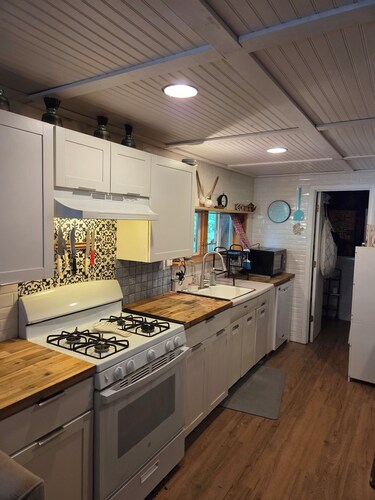 Cozy 1-bedroom apartment in charming Sky Valley, GA. 11 miles from Highlands, NC