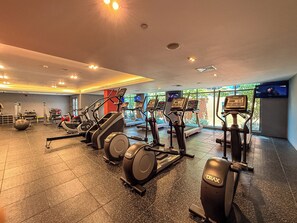 Fitness facility - 3BR with Burj Khalifa View | 11 Min to Burj Khalifa & Dubai Mall (Dubai)