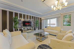 Living area - Amazing 3BR in South Ridge | 8 Min to Burj Khalifa (Dubai)