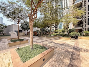 Property grounds - 3BR with Burj Khalifa View | 11 Min to Burj Khalifa & Dubai Mall (Dubai)