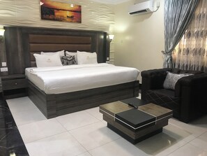 In-room safe, laptop workspace, blackout curtains, free WiFi - ADJ Royalty Hotel & Suites (Benin City)