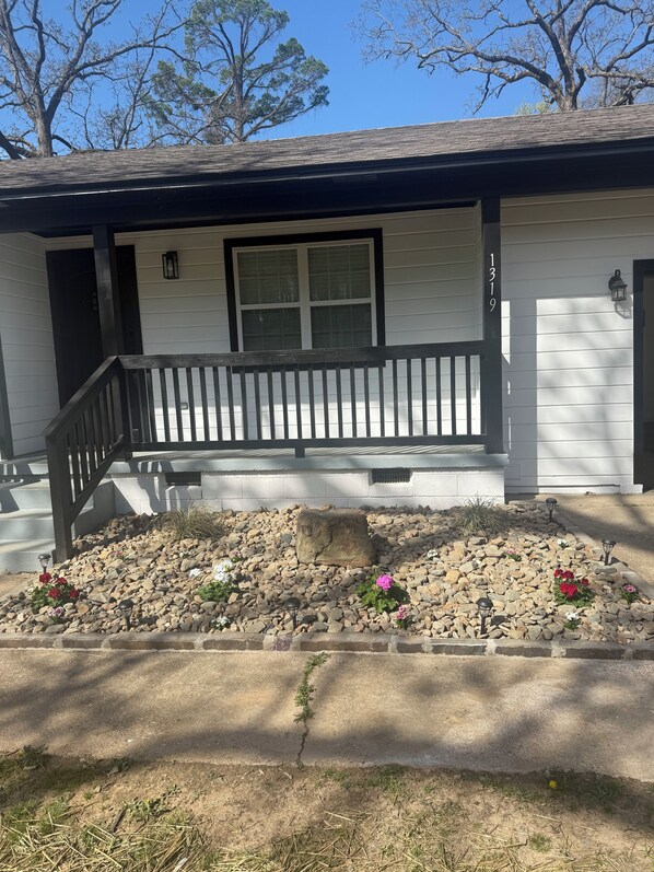 Exterior detail - Adorable 3-bedroom house with in minutes I-40 and half a mile from 540 (Fort Smith)