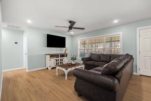 Living area - Adorable 3-bedroom house with in minutes I-40 and half a mile from 540 (Fort Smith)