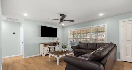 Adorable 3-bedroom house with in minutes I-40 and half a mile from 540