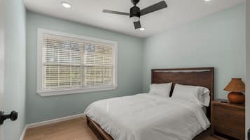 Iron/ironing board, Internet, bed sheets