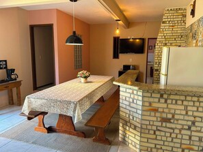 Dining - Guest house 700 meters from Moçambique beach and 500 meters from the state park. (Florianópolis)